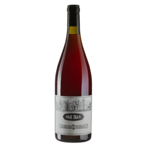 Hughes Beguet заснував Патріс Беґе, який у 2009 році вирішив, що втомився від біг сіті лайф у Парижі, та придбав 4,5 га виноградників у Mesnay. На виноградниках Саваньєн та Пульсар він посіяв польові квіти, бобові та злакові, там же пасуться альпійські вівці.
Вино Domaine Hughes Beguet Сілк Блю 2020 / Silk Blue червоне сухе 0,75 л